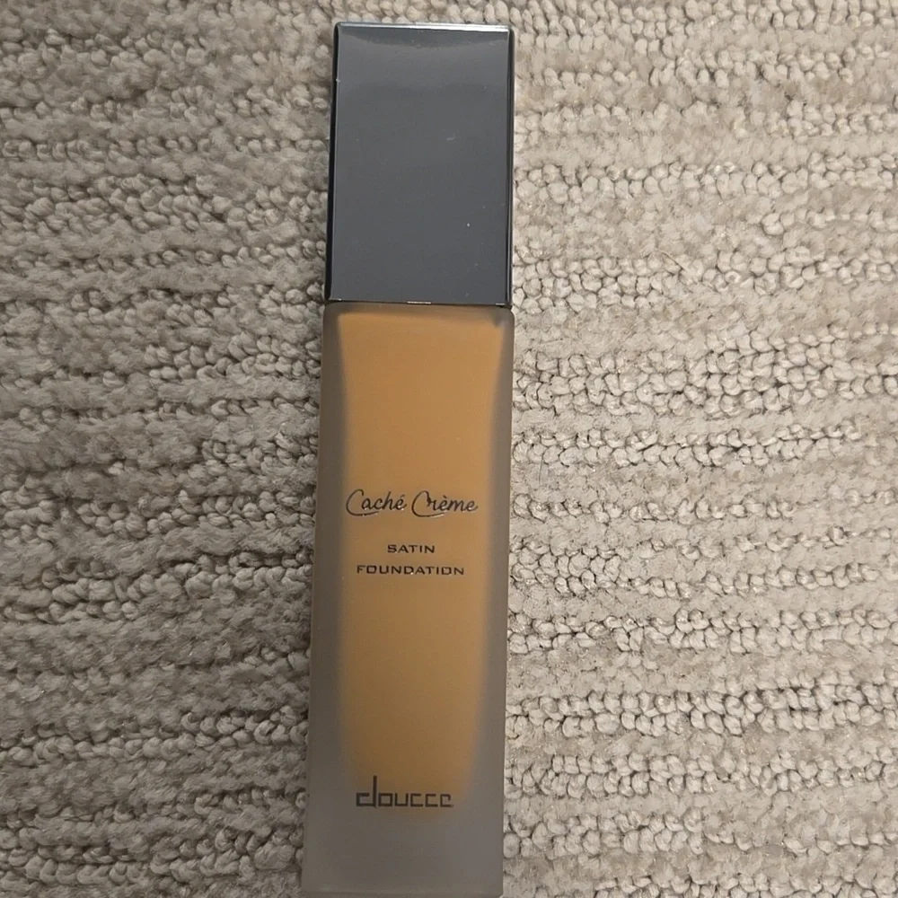 NIB Doucce Cache Creme Satin Foundation YD11